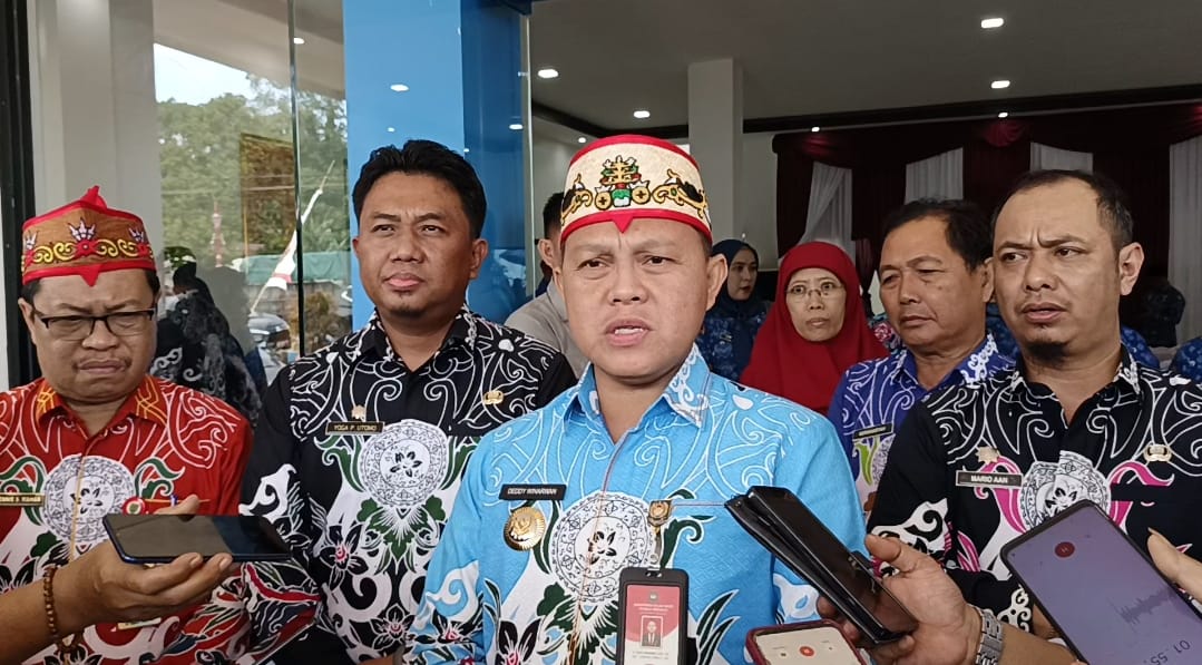 Foto: Penjabat Bupati Barito Selatan, Deddy Winarwan diwawancarai usia acara peresmian gedung kantor Diskominfo Barito Selatan, di Buntok, Jumat (17/1/2025).