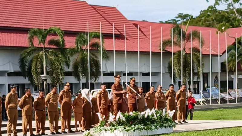Bupati dan Wakil Bupati Barito Selatan saat memimpin apel besar gabungan pemerintah kabupaten (foto: BorneoToday/HBI)