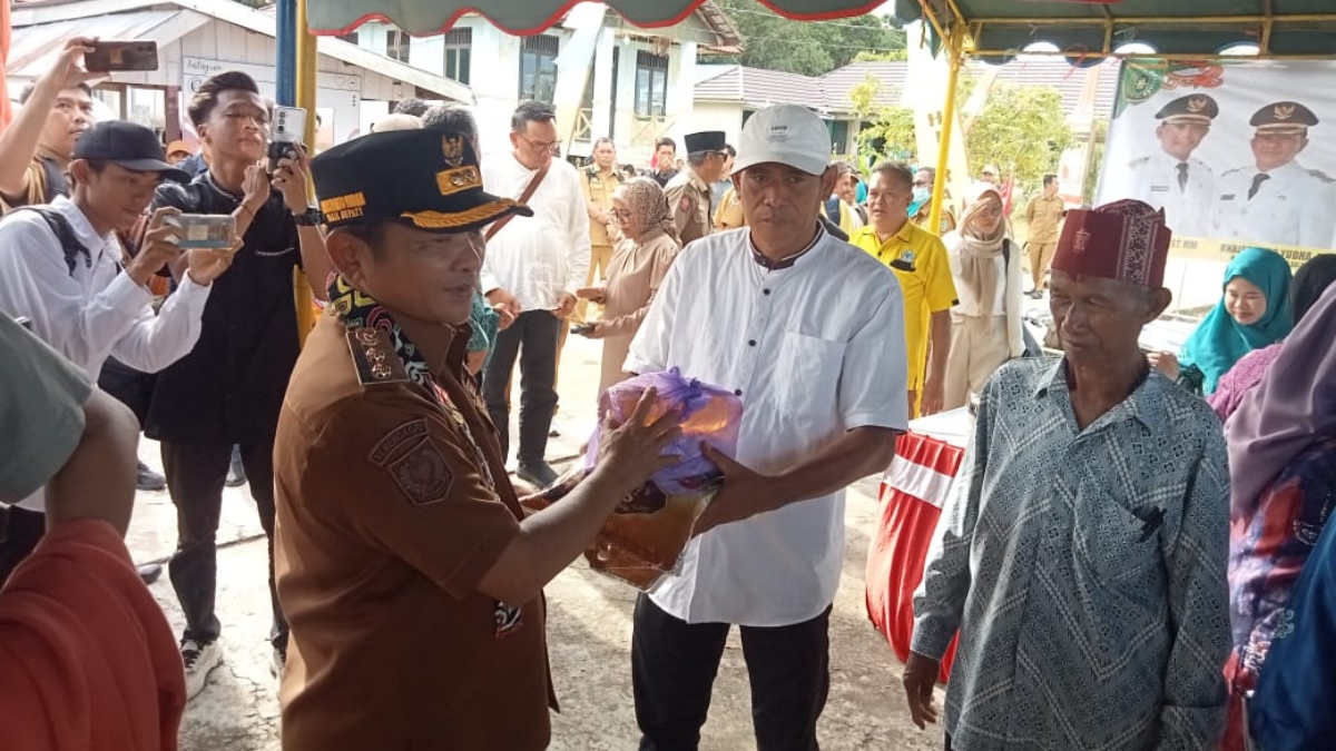 Foto: Wakil Bupati Barito Selatan, Khristianto Yudha saat menyerahkan paket sembako kepada warga di Kelurahan Mengkatip, Senin (10/3/2025).