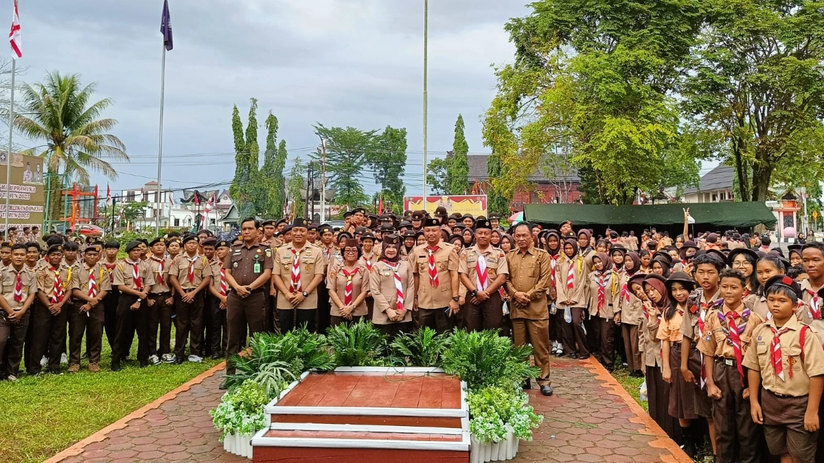 Bupati Barito Selatan, Eddy Raya Samsuri berfoto bersama usai upacara hari hari Pramuka ke 64, di Buntok, Kamis (14/8). BorneoToday/Bayu Ilmiawan.