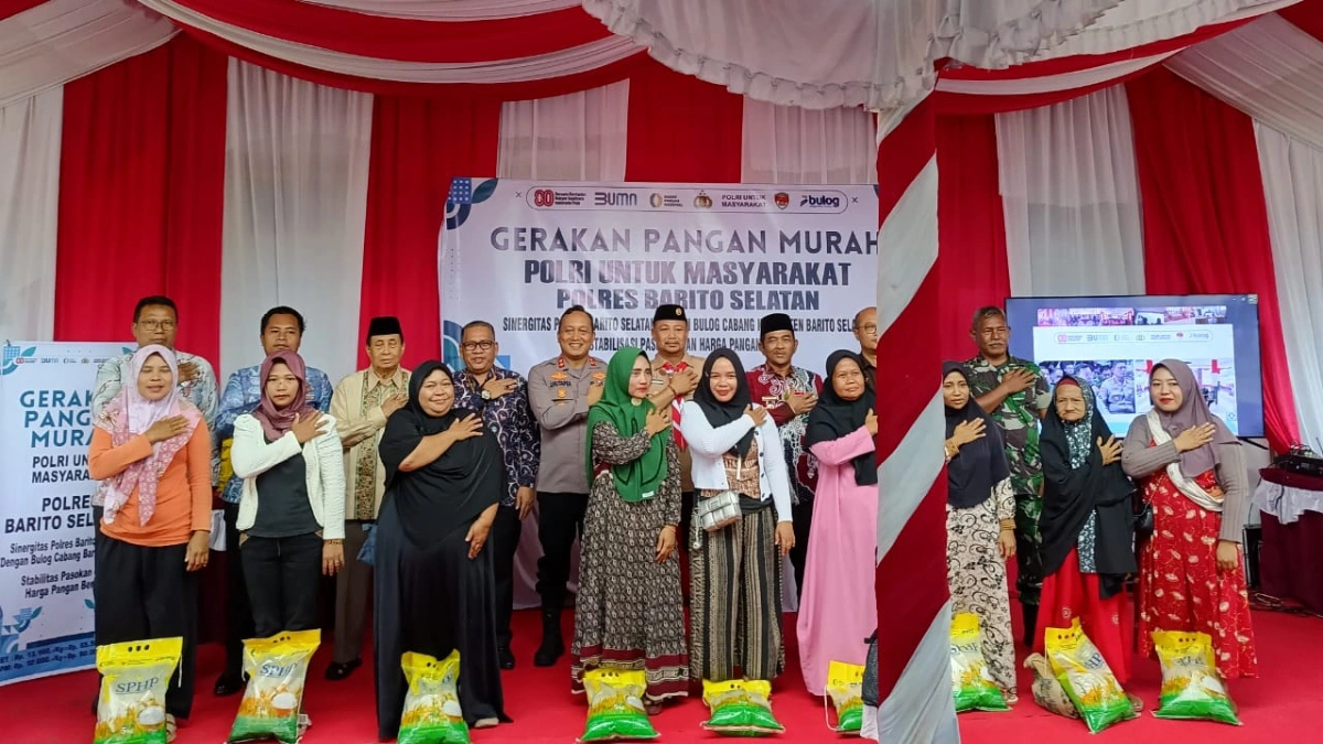 Bupati Barito Selatan, Eddy Raya Samsuri bersama Kapolres berfoto bersama usai penyerahan beras secara simbolis, di Buntok, Kamis (14/8). BorneoToday/Bayu Ilmiawan.